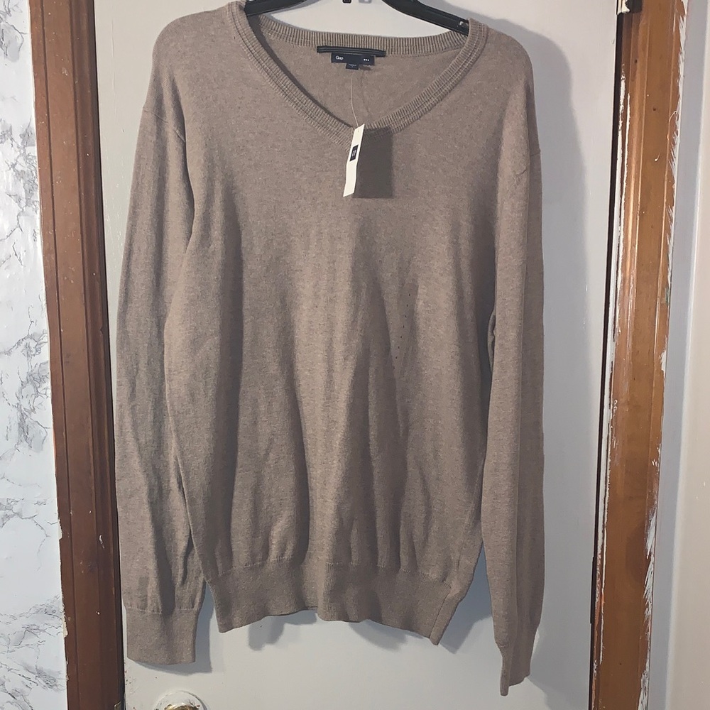 GAP Men's V-Neck Sweater in Tan